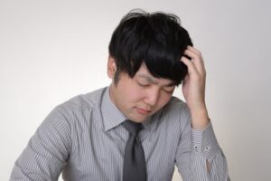 悩んでいる将棋教室の経営者